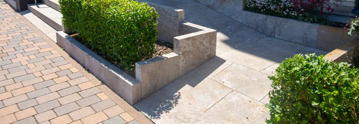 Wohnhauszugang mit barrierefreier Rollstuhlrampe